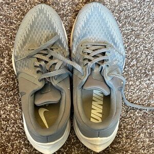 Nike women’s Light Gray Mesh Athletic Sneakers